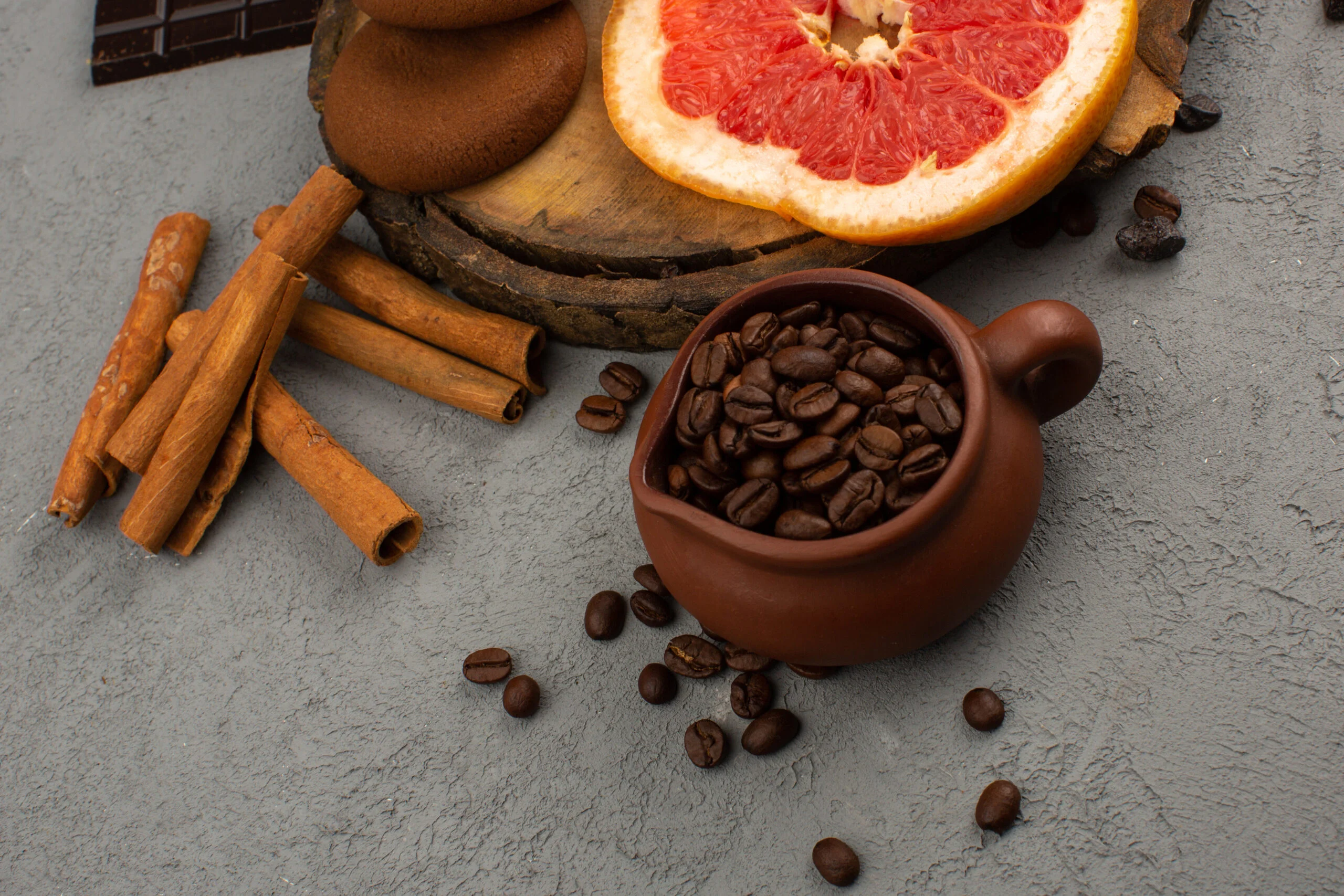 cafeina anidra scaled.imgo - Cafe&iacute;na: para que serve, benef&iacute;cios, tipos e como usar no treino