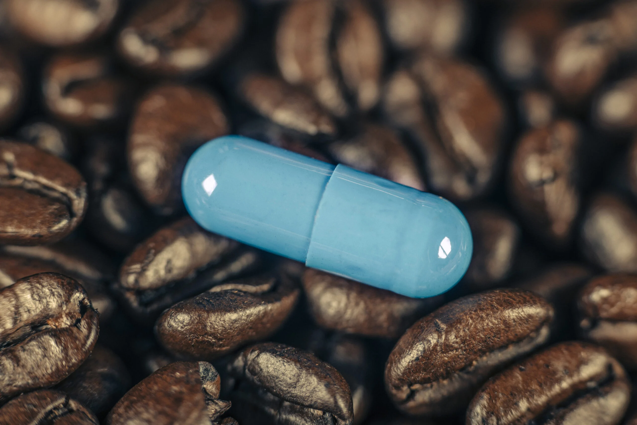 cafeina em capsula scaled.imgo - Cafe&iacute;na: para que serve, benef&iacute;cios, tipos e como usar no treino