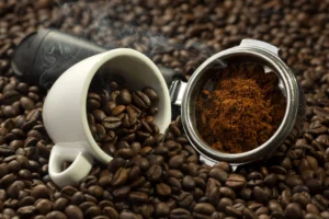 cafeina scaled.imgo 300x200 - Cafeína: para que serve, benefícios, tipos e como usar no treino