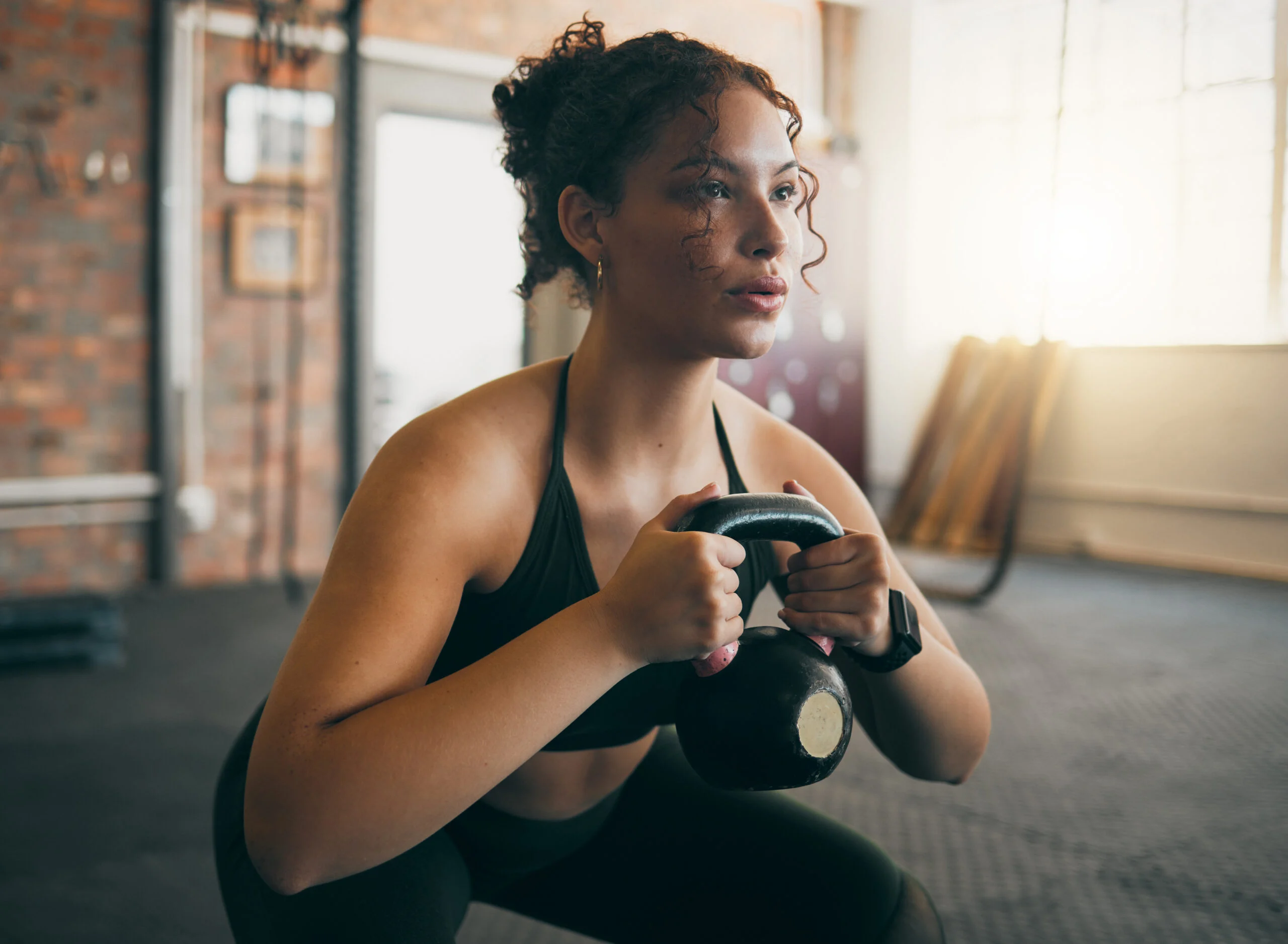 exercise kettlebell woman gym breathing workout exercise weight training body wellness strong sports female athlete with weights power muscle healthy lifestyle scaled.imgo - Dificuldade para emagrecer mesmo treinando: principais causas e como ajustar o plano