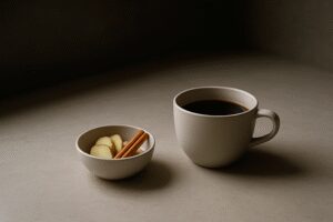 Xícara de café e ingredientes naturais associados à termogênese em composição minimalista